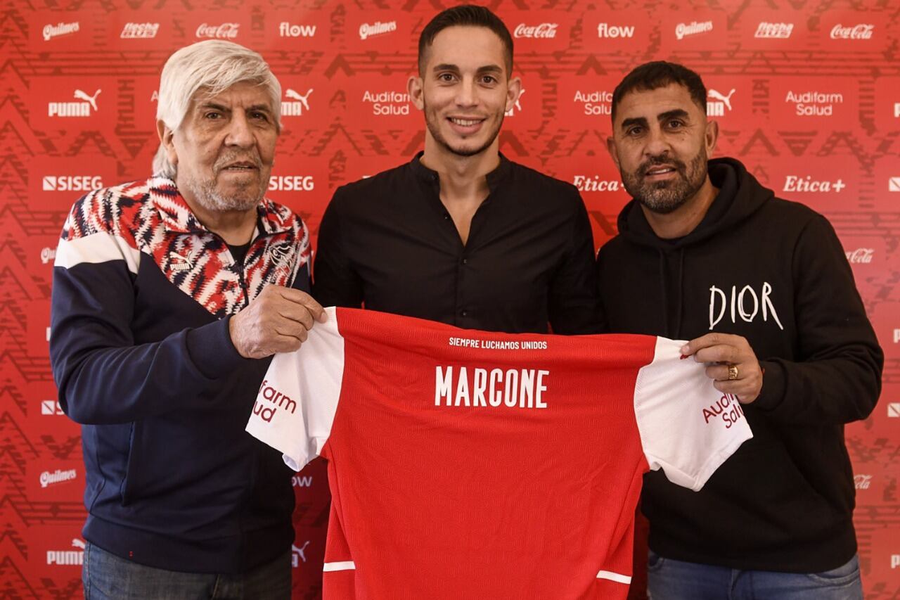 Marcone firmó el contrato con el presidente Moyano y el manager Montenegro