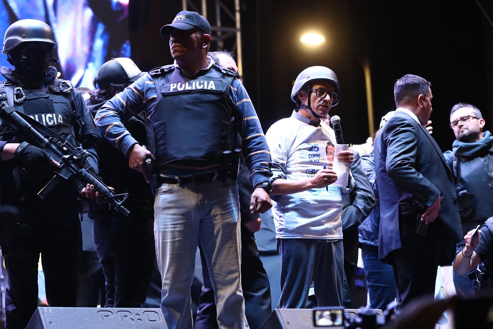 El candidato Christian Zurita cerró su campaña como en estado de guerra.