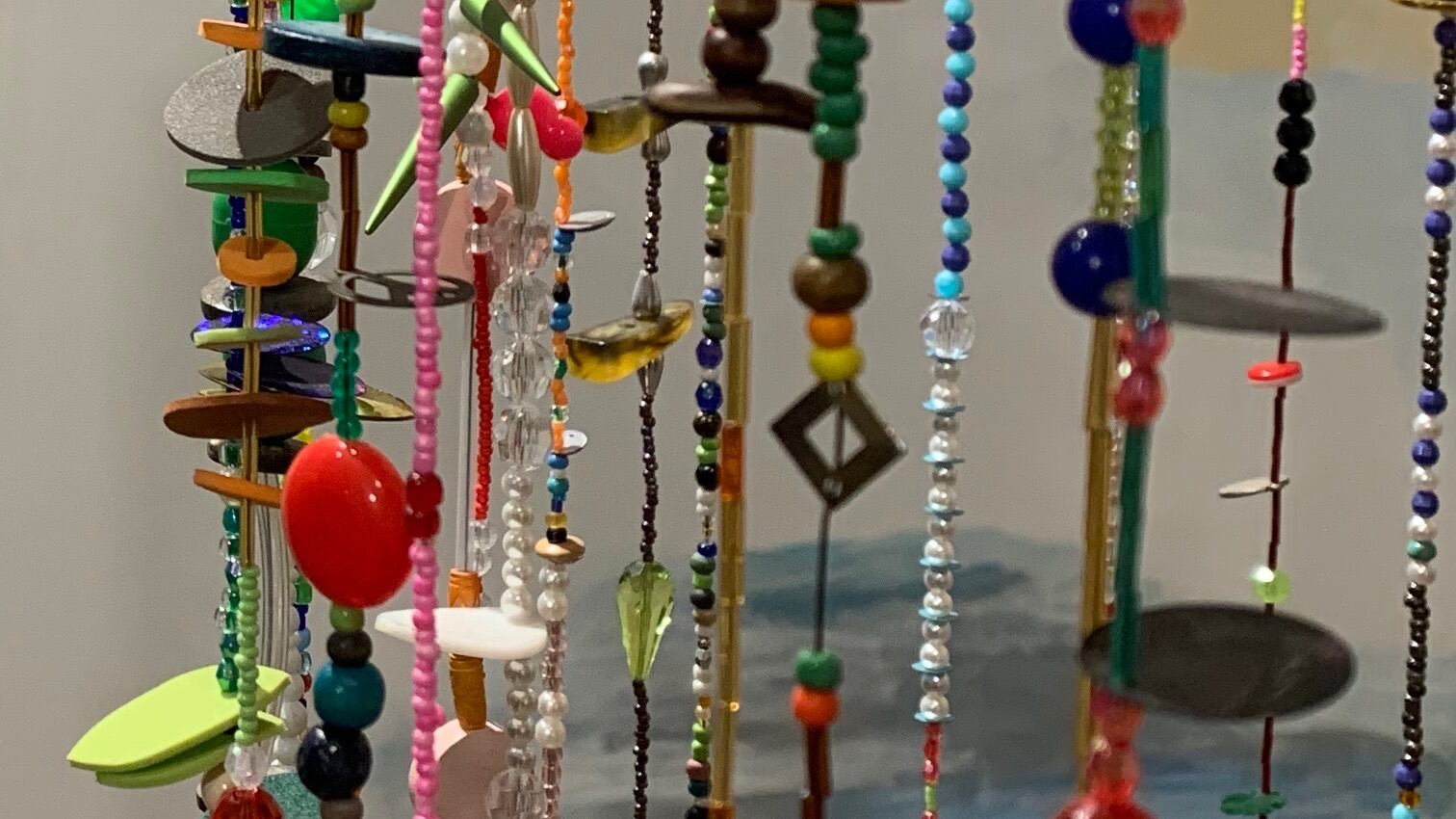 Detalle de una de las obras realizadas con enhebrados. Abajo, tríptico, de D. Aisenberg.