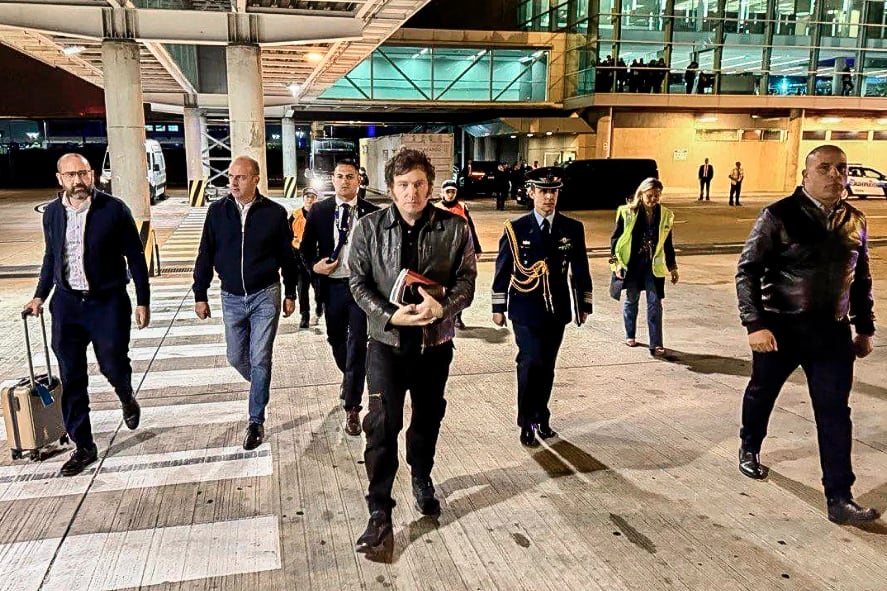 Milei, de viaje con la nuestra. 