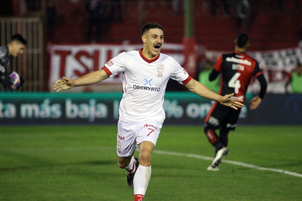 Cóccaro celebra el tanto de Huracán, que ya es tercero en el torneo