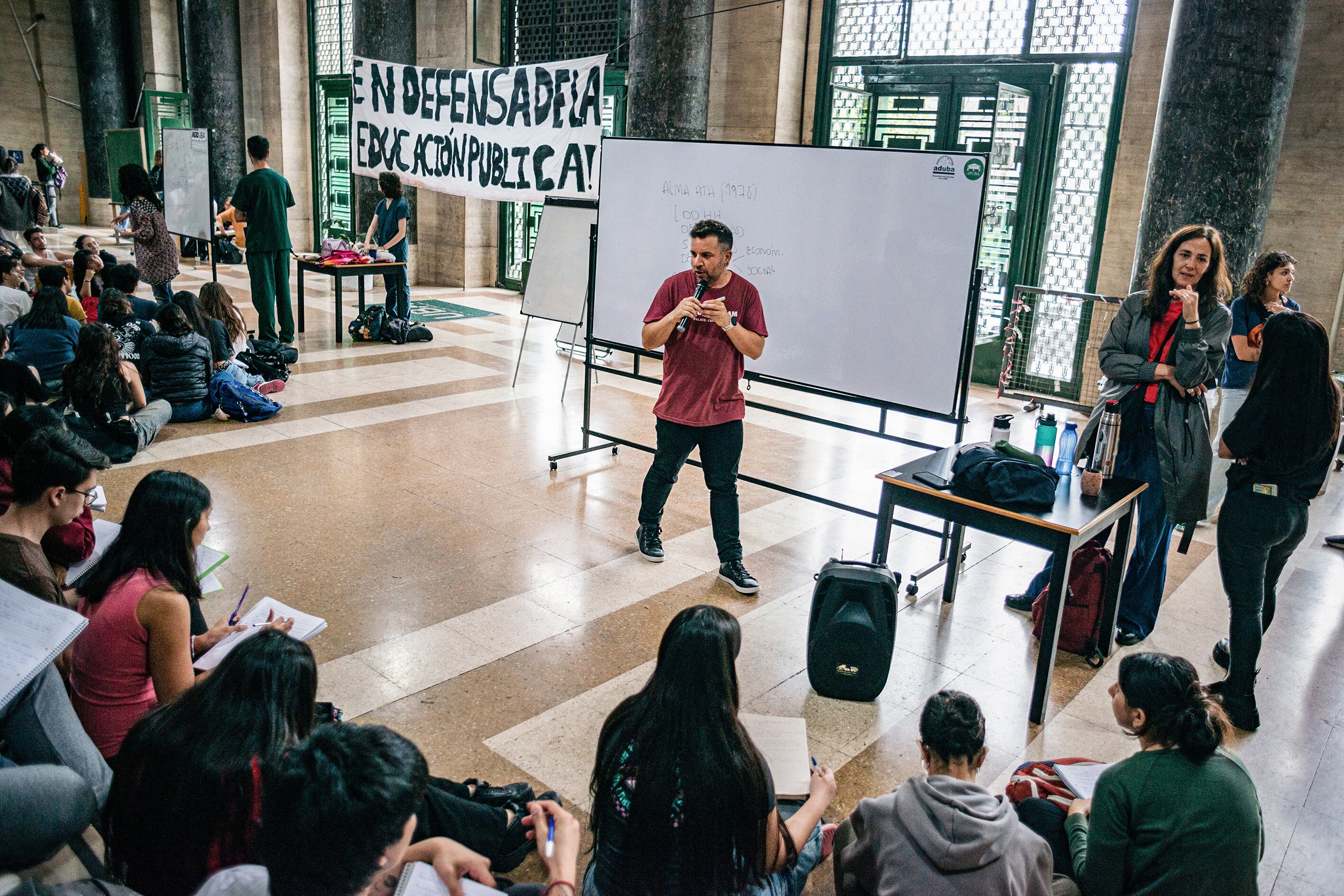Una de las tantas clases públicas en la UBA.