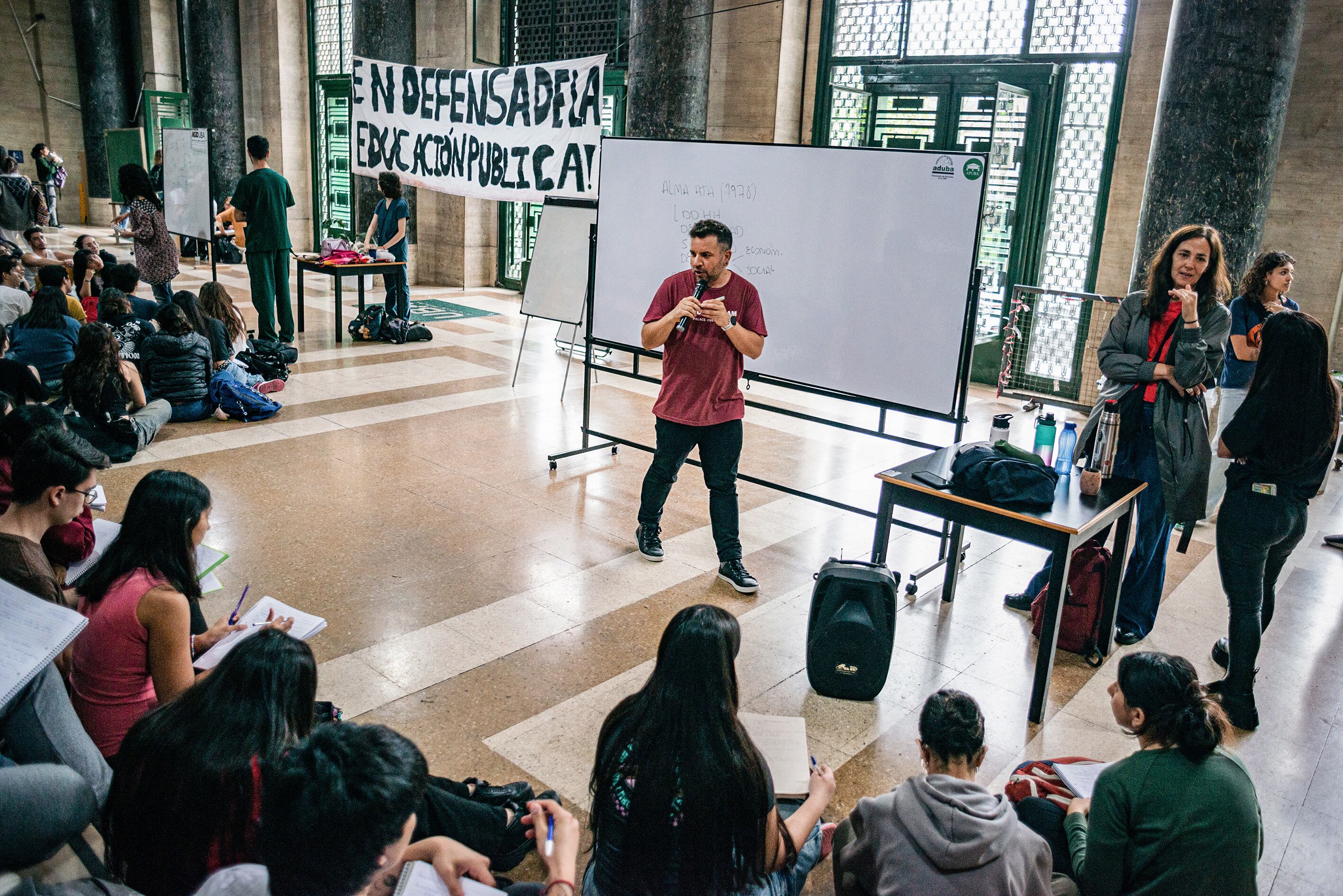 Una de las tantas clases públicas en la UBA.