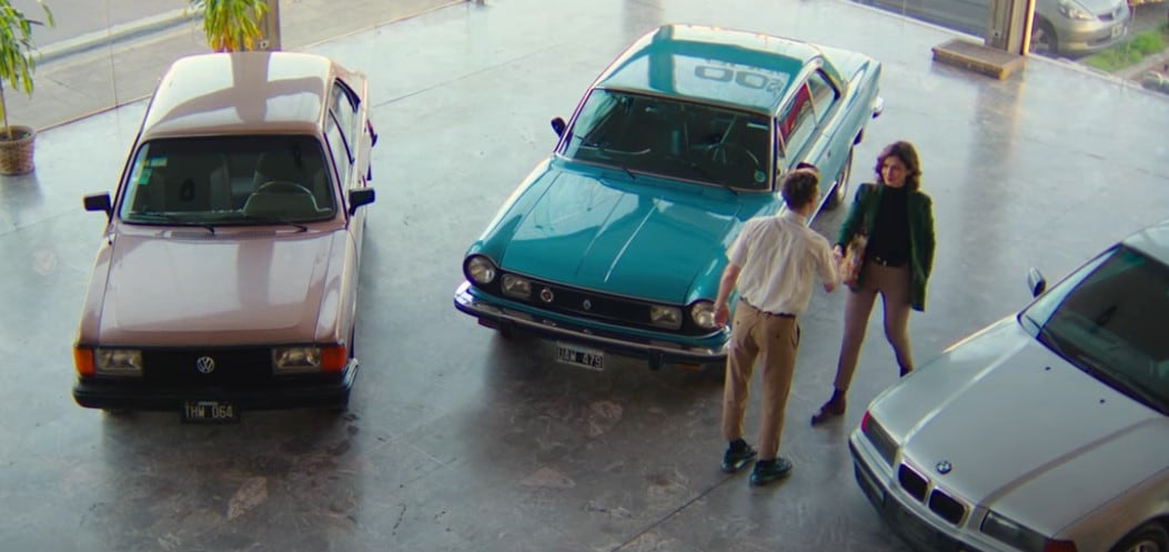 Wos aparece en una concesionaria de autos de los '70.
