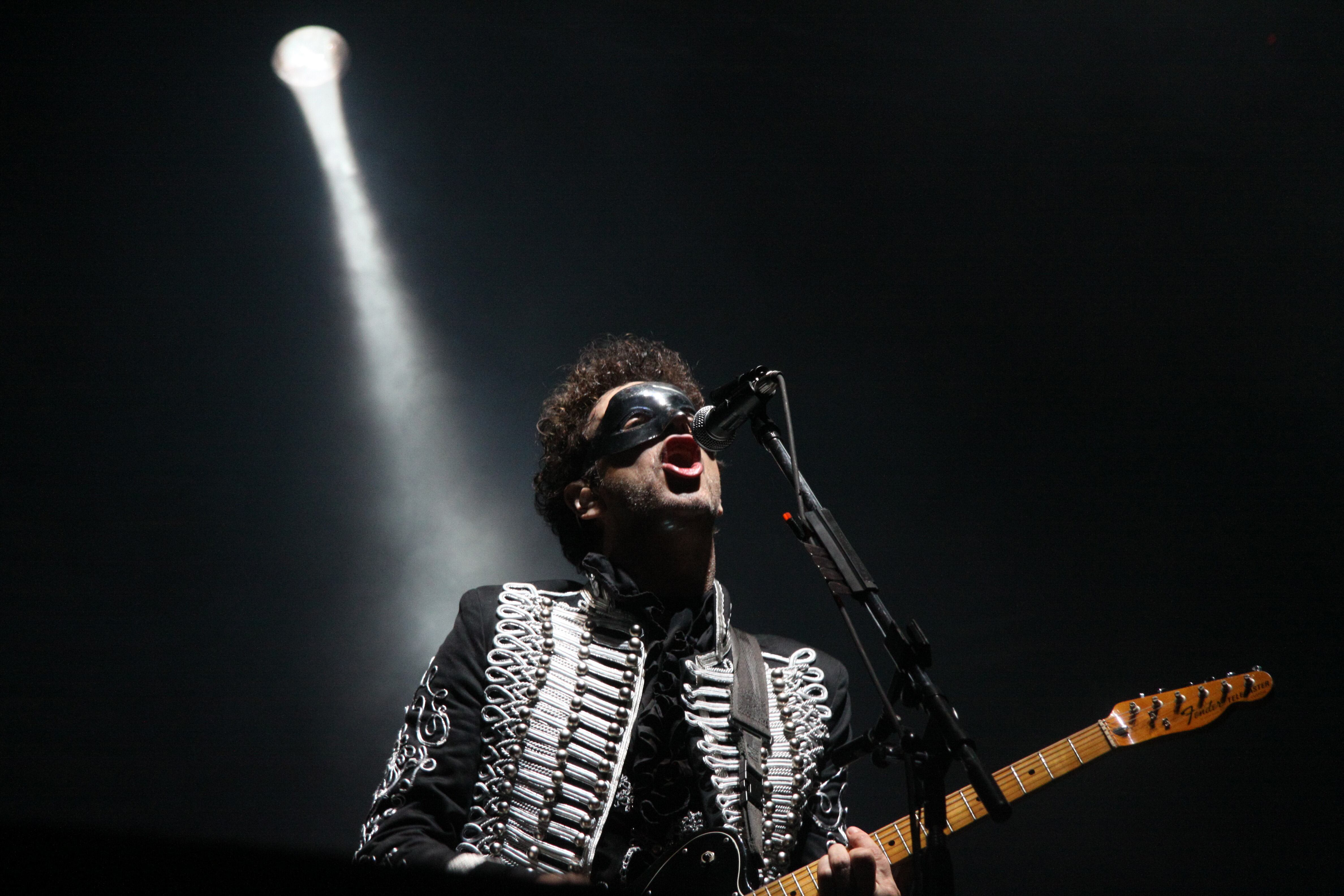 El show se apoya casi exclusivamente en material solista, con solo un tema de Soda Stereo.