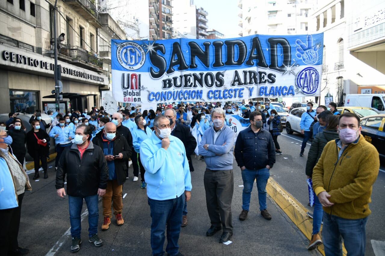 El secretario general de ATSA, Hector Daer, encabeza la movilización de trabajadores de sanidad que protestan en reclamo de mejoras salariales.