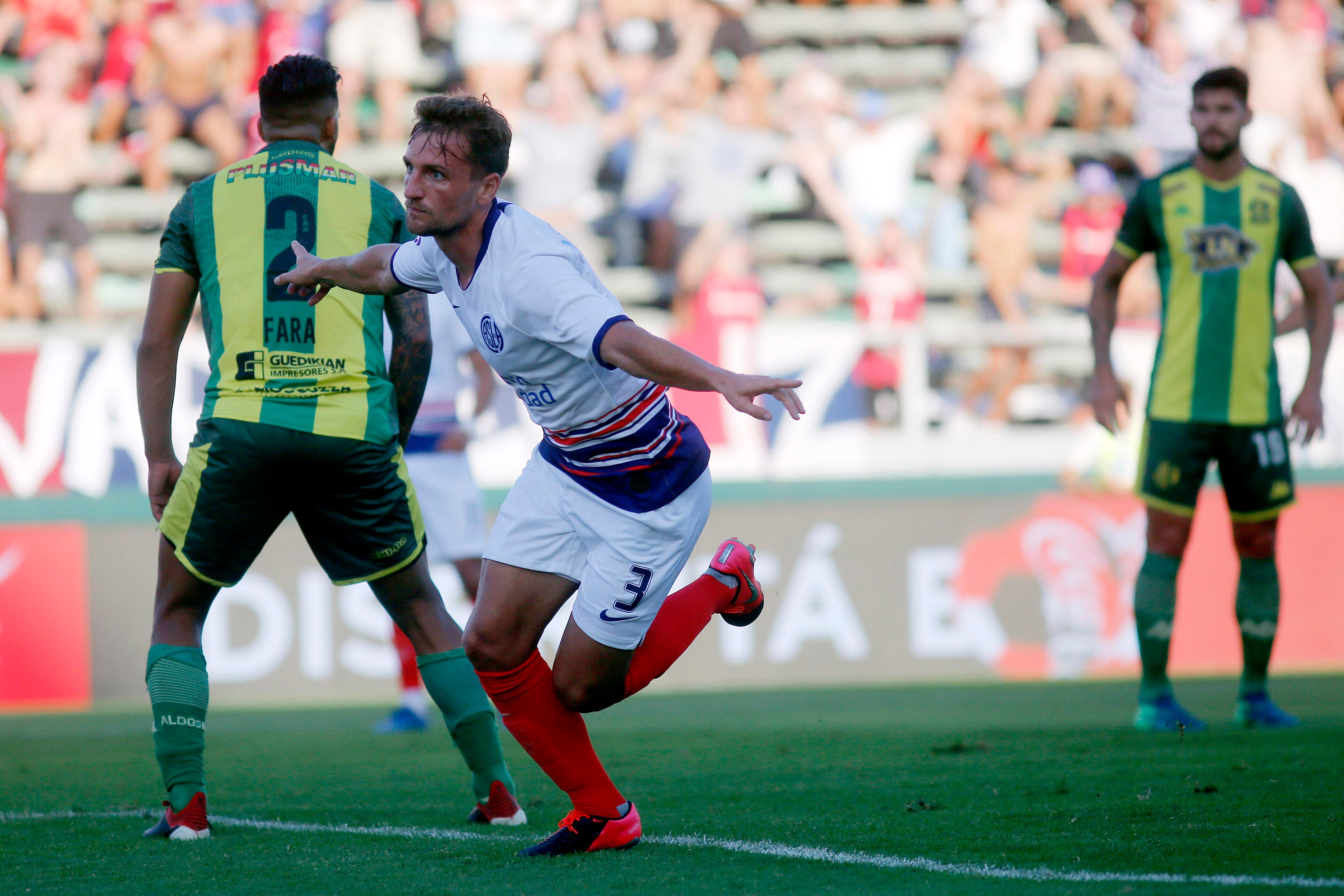Pittón celebra su gol, el que abrió el marcador para San Lorenzo en Mar del Plata.