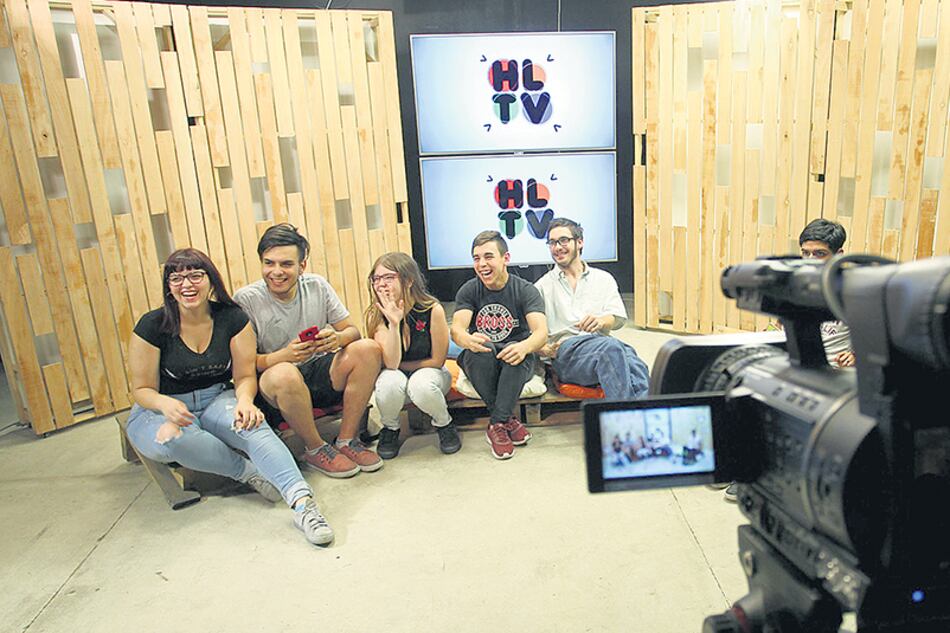 Alumnos de la secundaria N°2 DE 20 de Villa Lugano, durante la grabación de Hora Libre TV.
