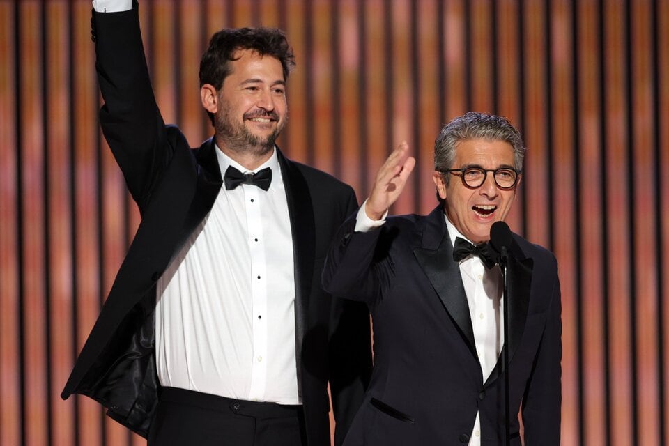 Santiago Mitre y Ricardo Darín tras recibir el galardón.