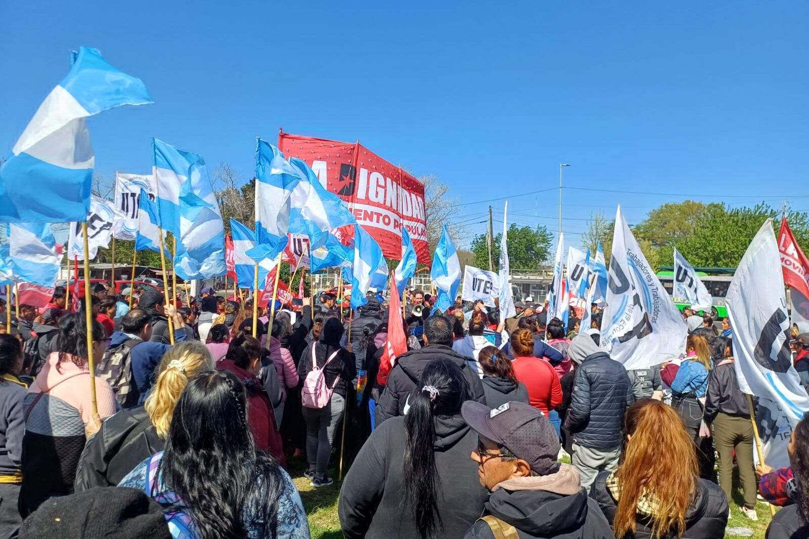 Una multitud reclamó por asistecia alimentaria en Florencio Varela.