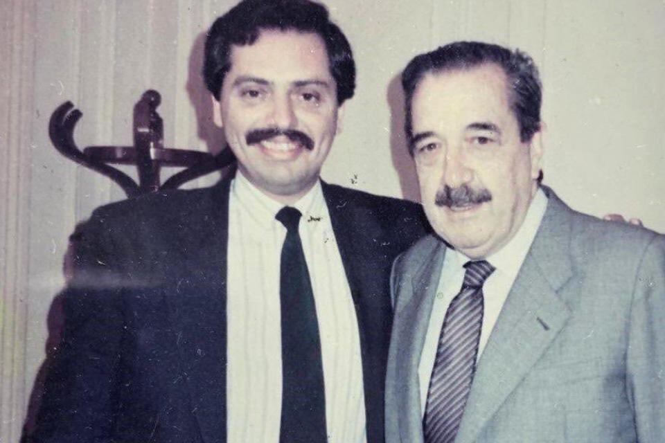 Alberto Fernández, en una imagen de juventud, junto a Raúl Alfonsín.