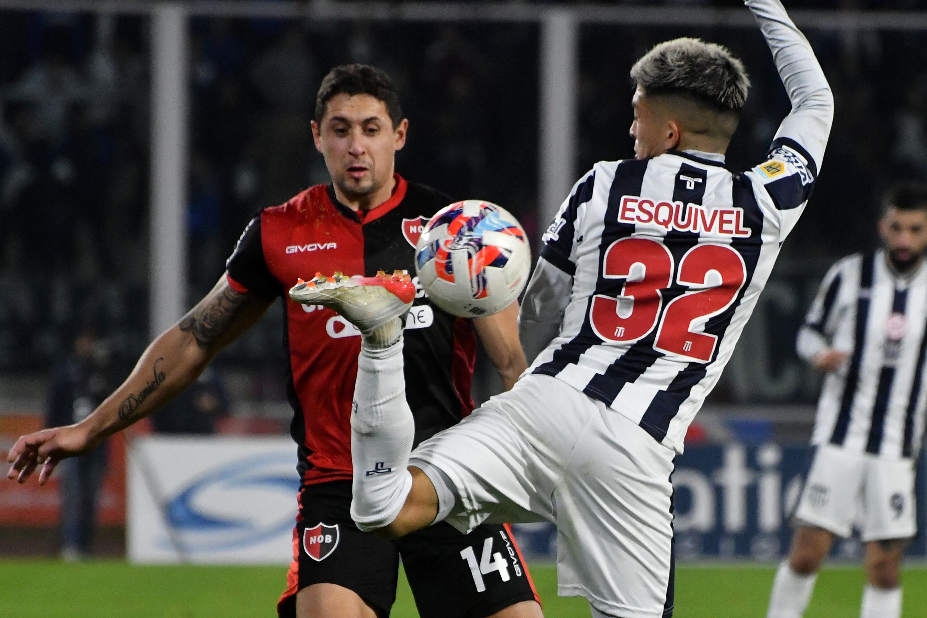 El Rojinegro se trajo un triunfazo y la punta desde Córdoba ante la T