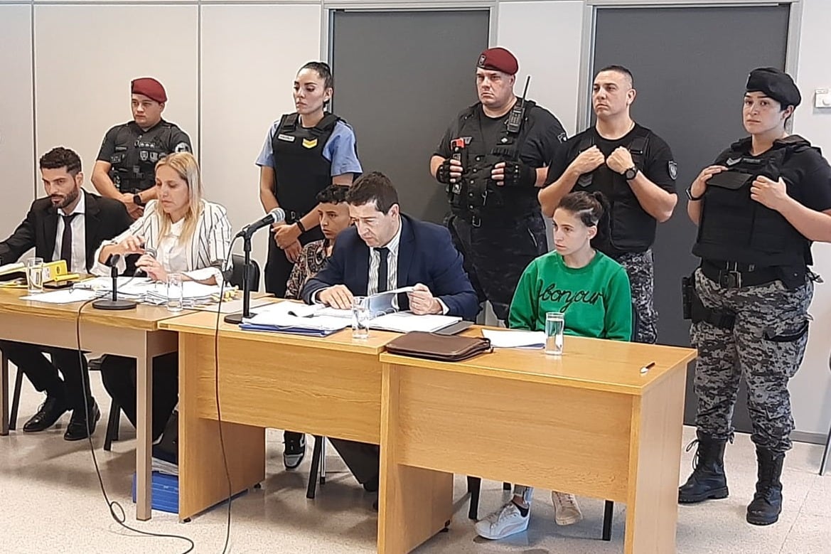 Las dos acusadas, Magdalena Espósito Valenti (der.) y Abigail Páez (centro) ante el tribunal.