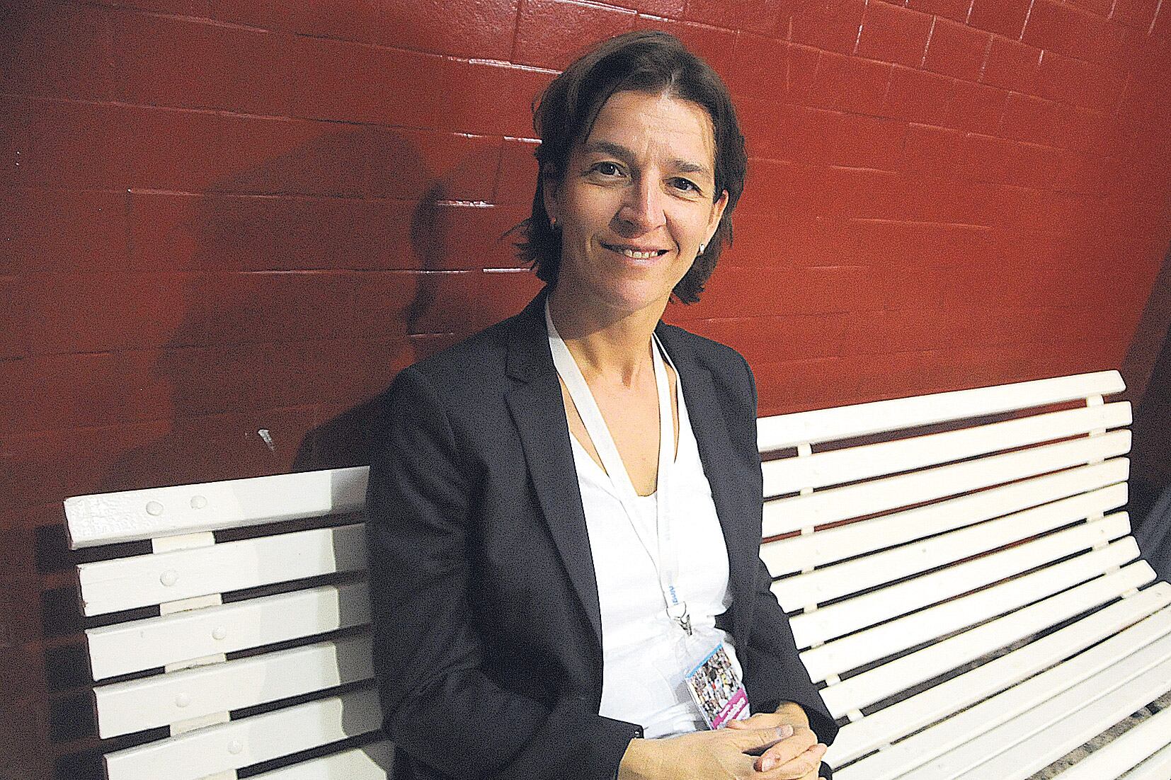 Tatjana Haenni, número uno del mundo en el fútbol de mujeres, asegura que es un error compararlo con el fútbol masculino.