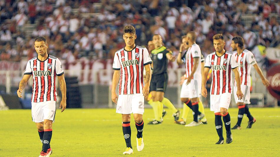 n Caras largas en la despedida de River. El empate sólo sirvió para sumar un punto, pero todavía preocupa el nivel de juego.