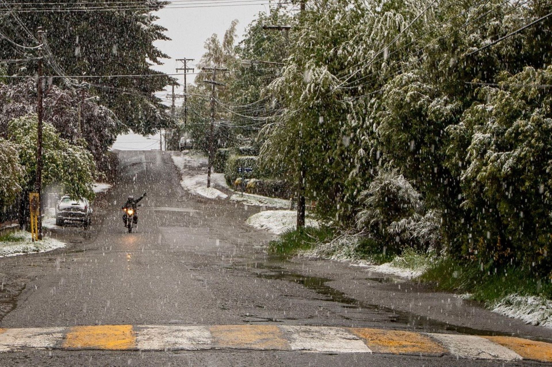 La ciudad de Bariloche y la zona cordillerana, amanecieron con una inuasual nevada para esta época del año y temperaturas inferiores a los 2 grados, con una sensación termina bajo cero. (Foto:Telam)