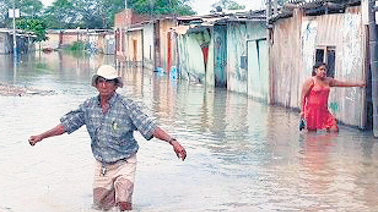 El agua se cuela y transforma las calles en ríos.