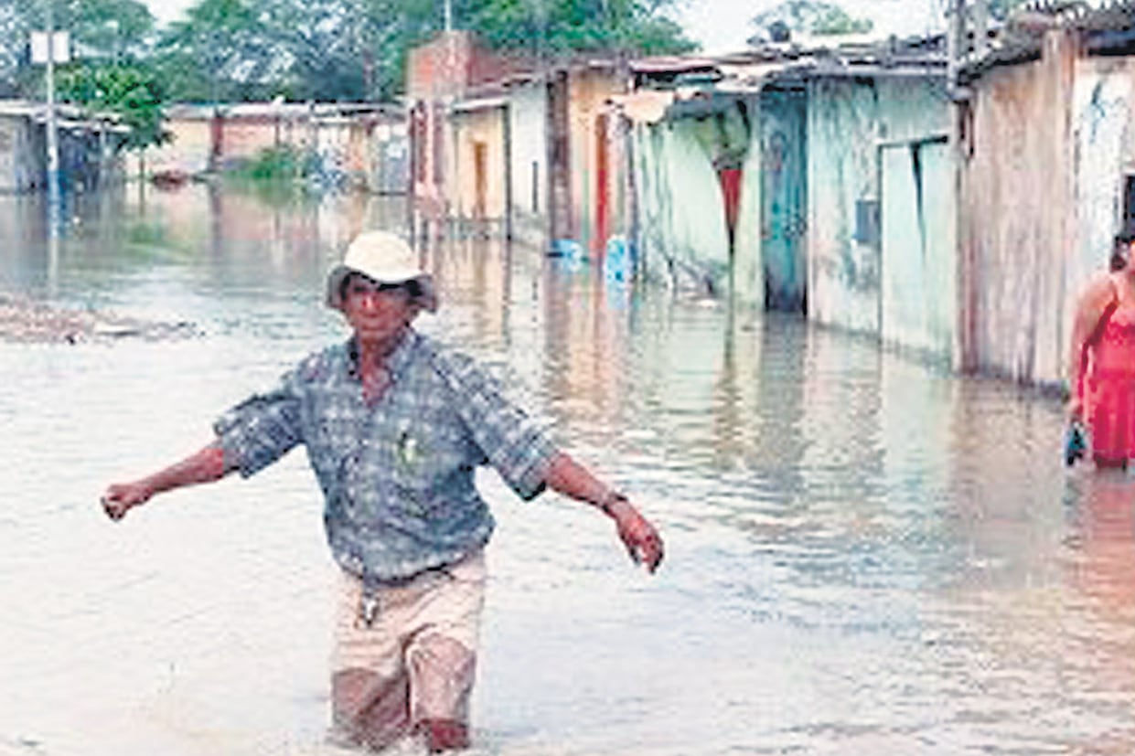 El agua se cuela y transforma las calles en ríos.