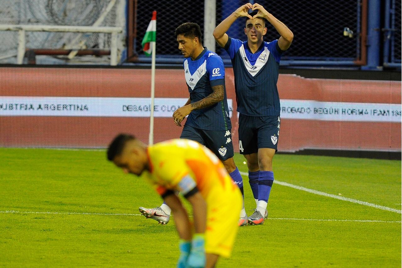De la Fuente celebra el primero de Vélez, que goléo a Unión.