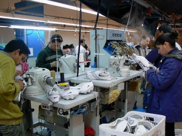 Dass tiene dos plantas en el país, la de Eldorado que produce calzado deportivo para las marcas Nike, Fila, Umbro y Asics y la de Coronel Suárez que produce para Adidas y Fila. (redes sociales DASS) 