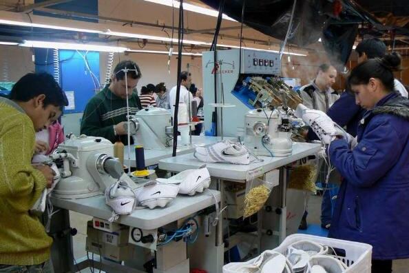 Dass tiene dos plantas en el país, la de Eldorado que produce calzado deportivo para las marcas Nike, Fila, Umbro y Asics y la de Coronel Suárez que produce para Adidas y Fila. (redes sociales DASS)