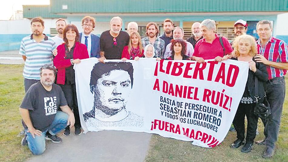 Políticos, artistas y organismos de derechos humanos reclaman que Ruiz sea liberado.