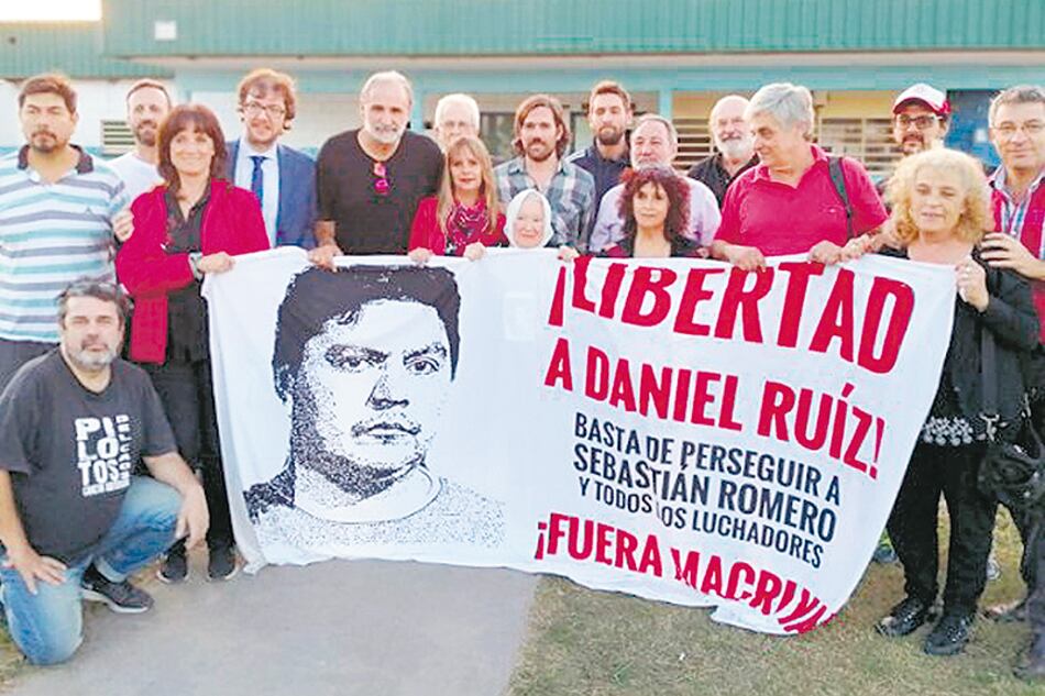 Políticos, artistas y organismos de derechos humanos reclaman que Ruiz sea liberado.