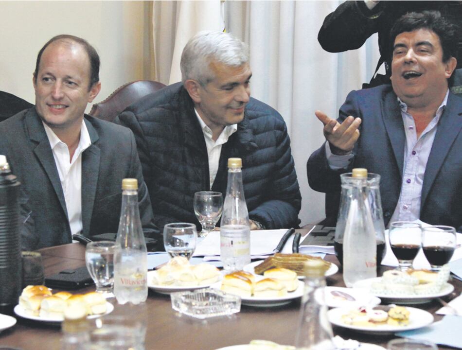 Martín Insaurralde, Julián Domínguez y Fernando Espinoza en el encuentro de ayer en el PJ bonaerense.
