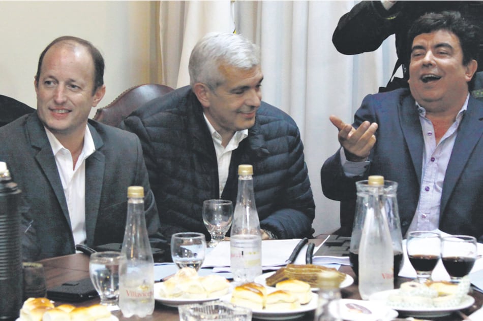 Martín Insaurralde, Julián Domínguez y Fernando Espinoza en el encuentro de ayer en el PJ bonaerense.