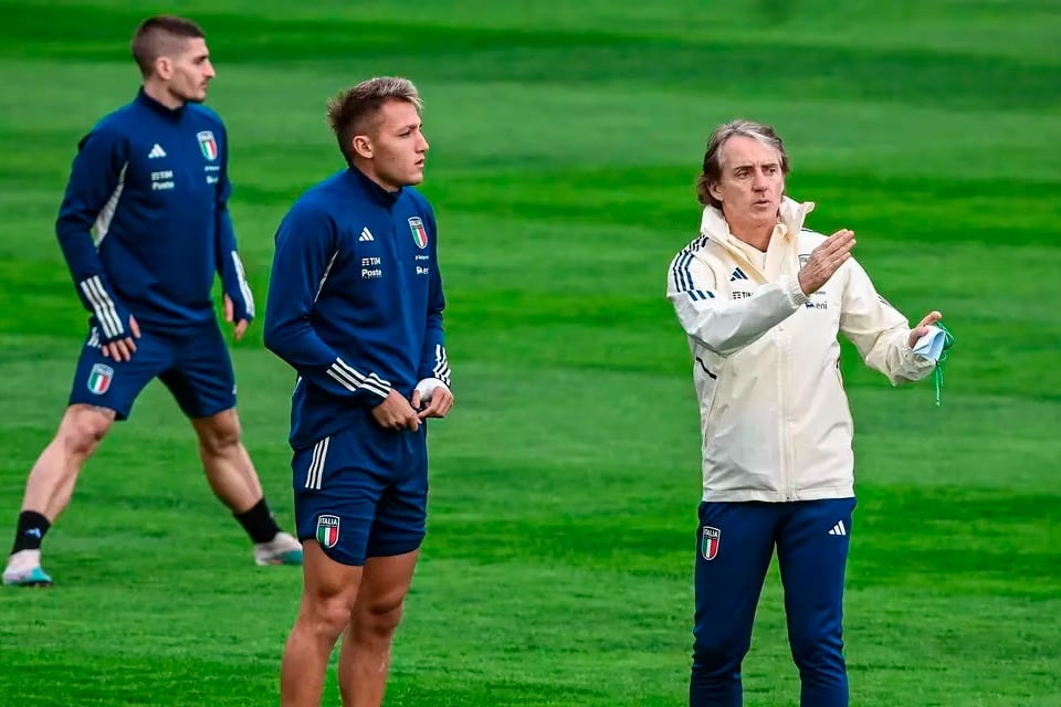 Mateo Retegui atiende las indicaciones del DT Mancini. Atrás, Verratti, volante del PSG.