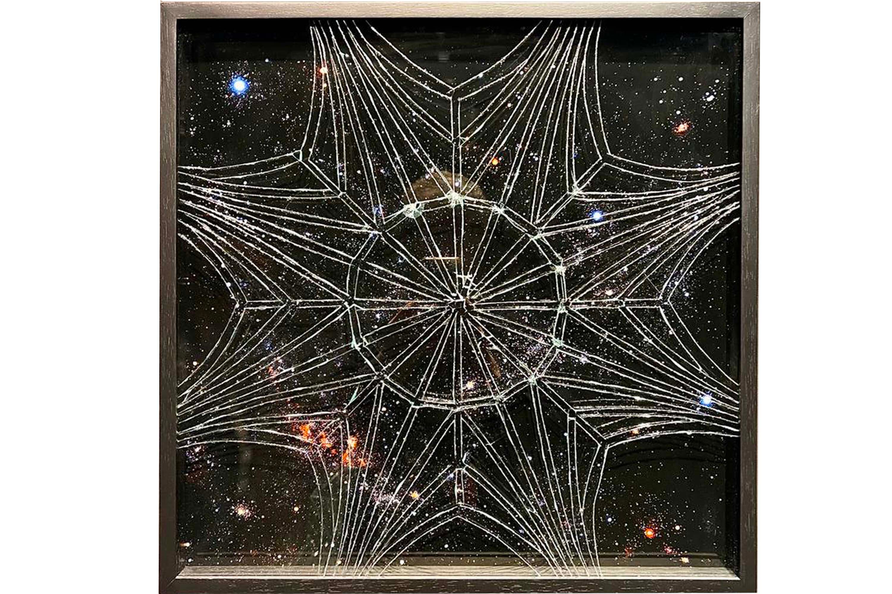 Una de la piezas de Miguel Rothschild. Vidrios de seguridad astillados sobre foto. Abajo: Escultura de vidrio de Rothschild.