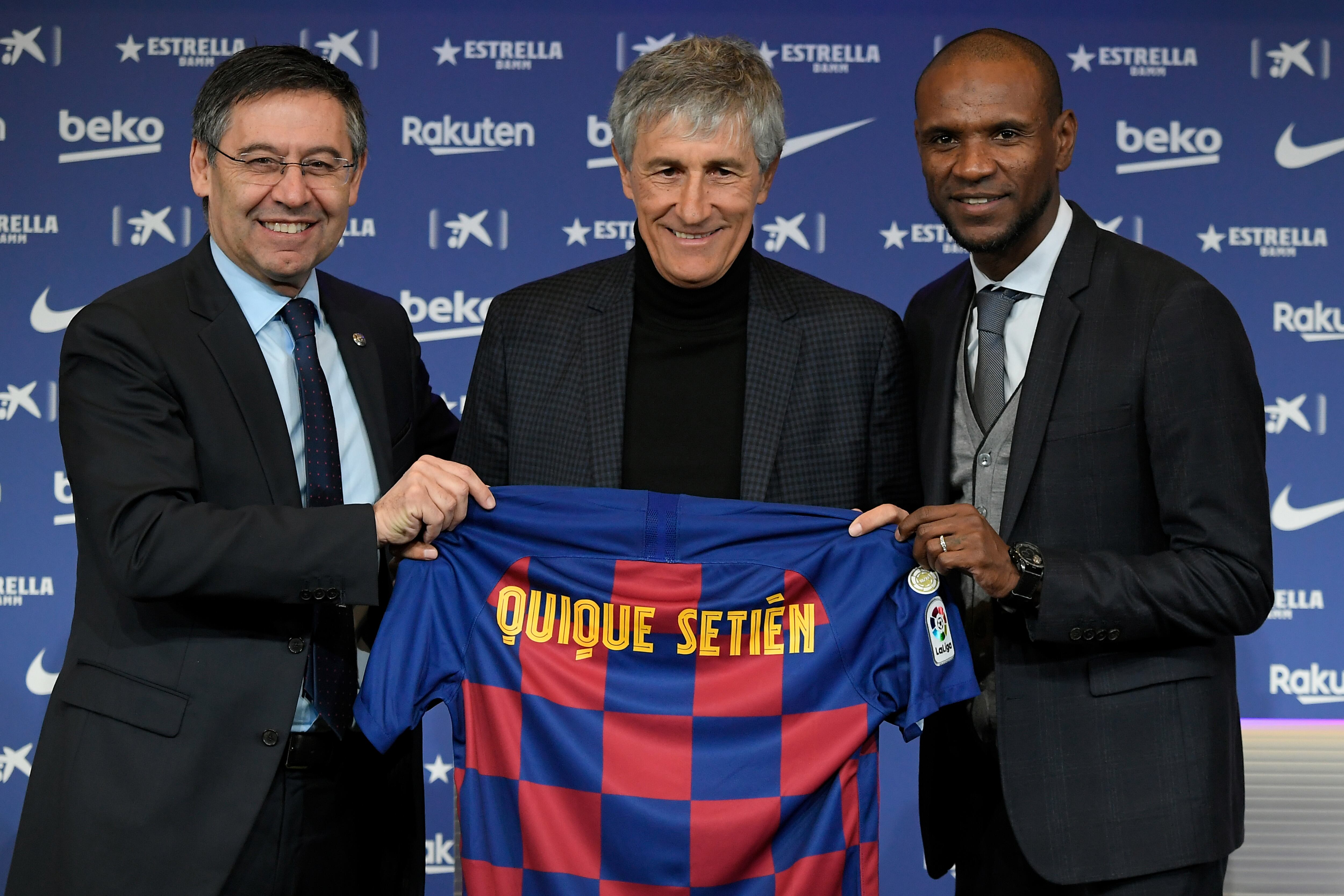 Bartomeu y Abidal flanquean al flamante DT culé.