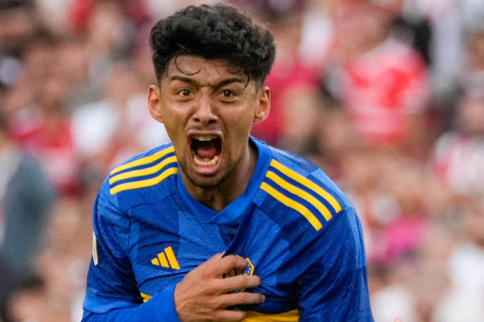 Medina festejando uno de sus goles en Boca