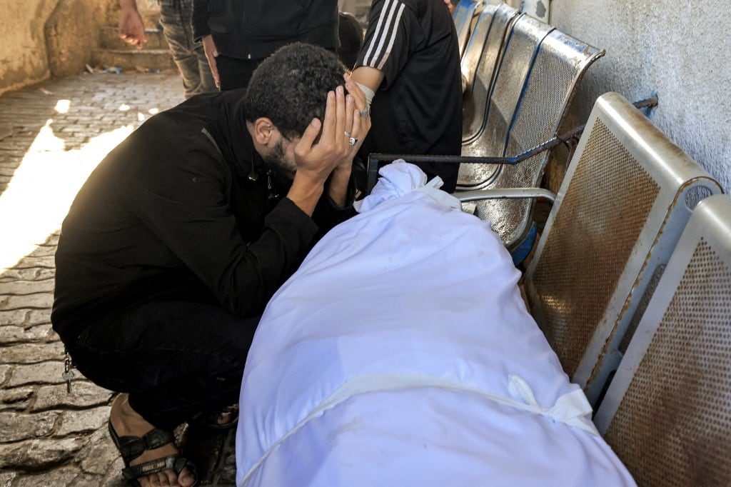 Un hombre palestino llora la pérdida de un ser querido tras el bombardeo al hospital Ahli Arab de Gaza.