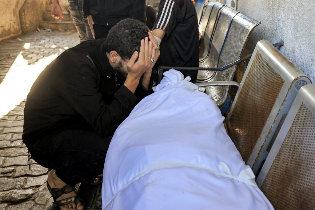 Un hombre palestino llora la pérdida de un ser querido tras el bombardeo al hospital Ahli Arab de Gaza.