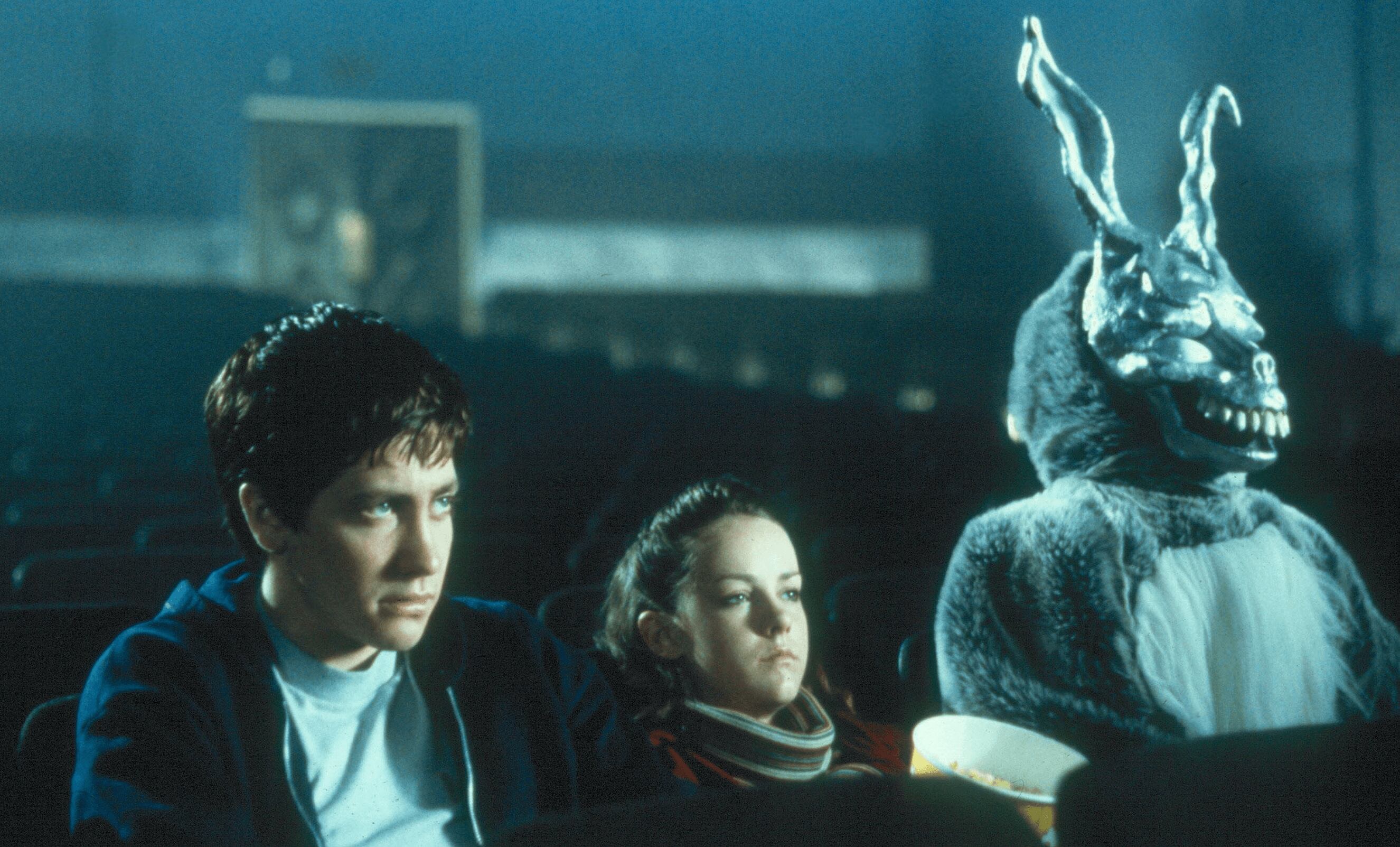 Jake Gyllenhaal, Jena Malone y el conejo en "Donnie Darko" (2001).