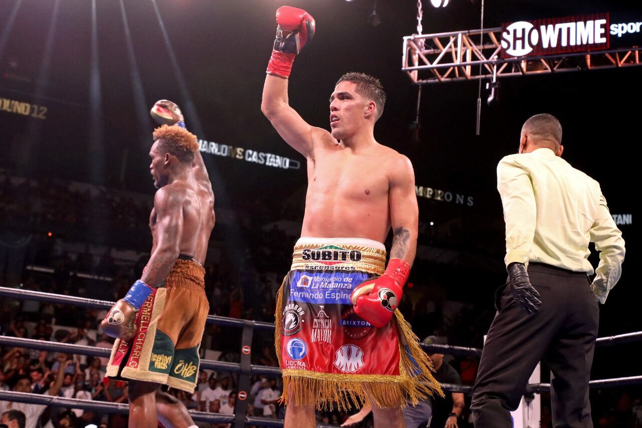 Castaño estuvo cerca de la victoria, pero Charlo recuperó sobre el final