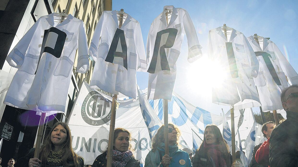 Los maestros se quedarán sin poder negociar el piso salarial.