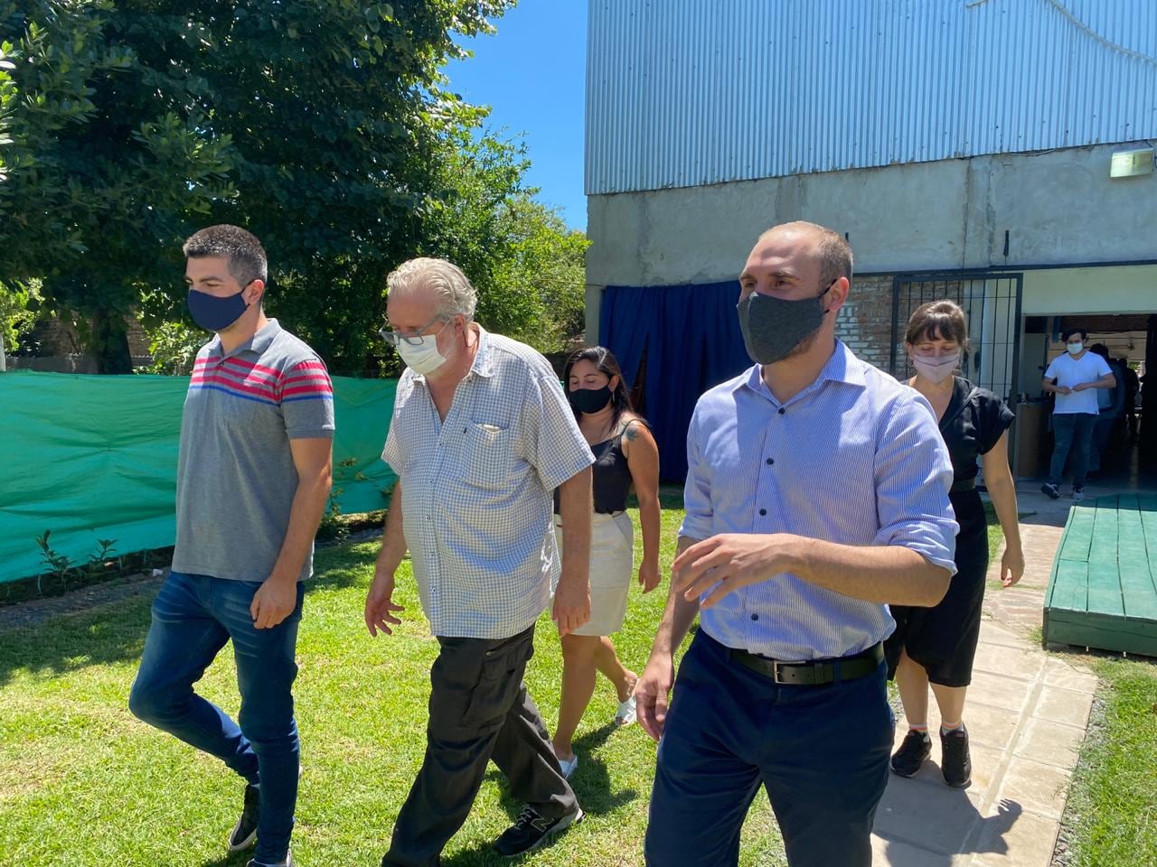 Martín Guzmán de recorrida por Cuartel V, uno de los barrios más humildes del distrito. 