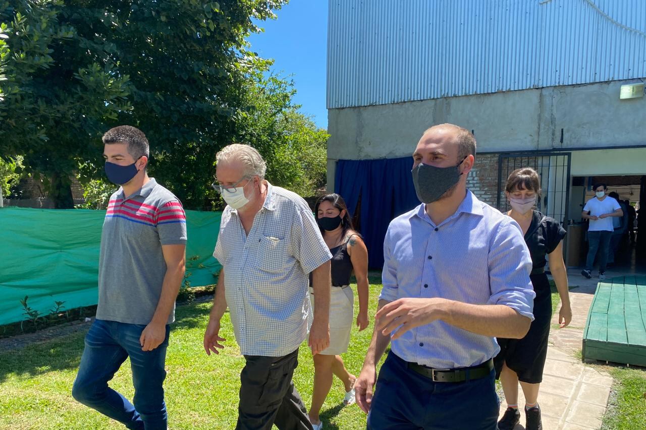 Martín Guzmán de recorrida por Cuartel V, uno de los barrios más humildes del distrito.