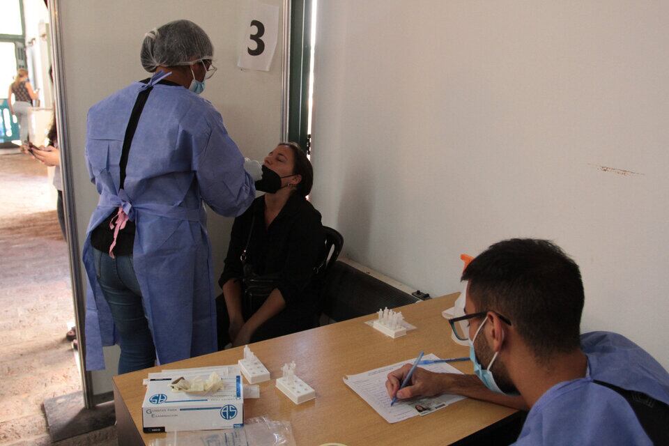 Los testeos disminuyeron en países de todo el mundo. Imagen: Bernardino Ávila