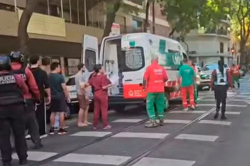 El episodio fue provocado por el incendio de un colchón en un departamento del piso 12.