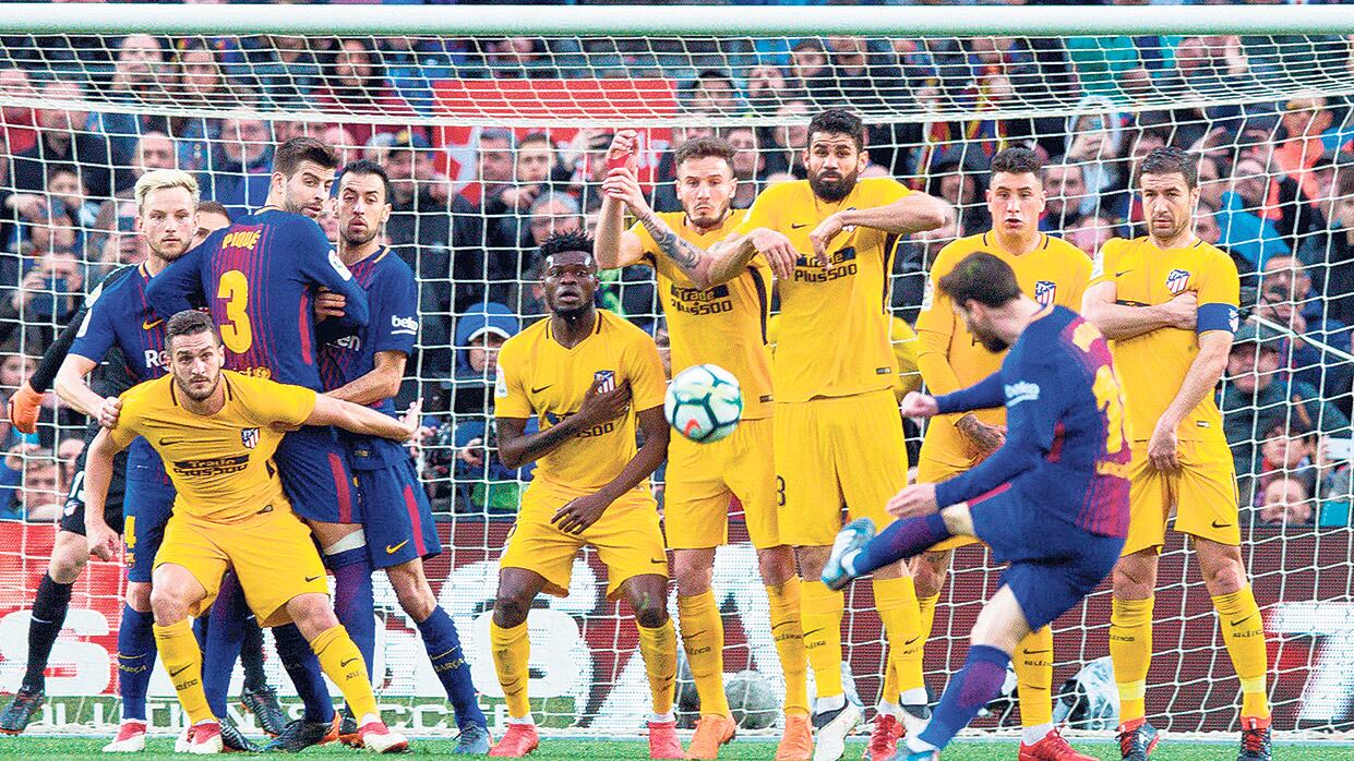 La pelota viaja camino al gol. La estirada de Oblak no podrá evitar el gol del triunfo del Barça.