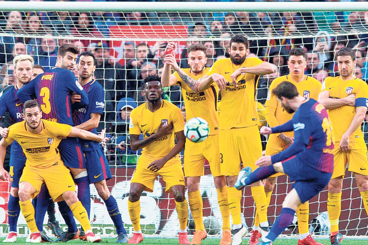 La pelota viaja camino al gol. La estirada de Oblak no podrá evitar el gol del triunfo del Barça.
