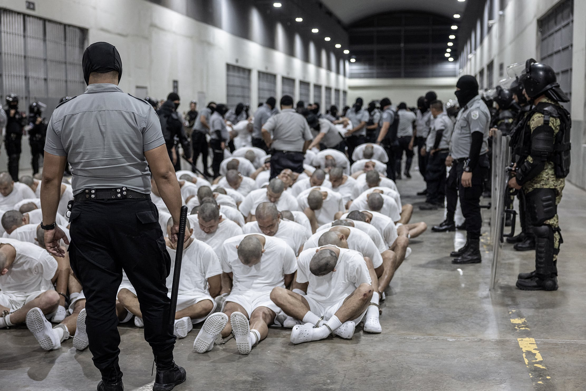 Requisa en unacárcel de máxima seguridad en El Salvador.