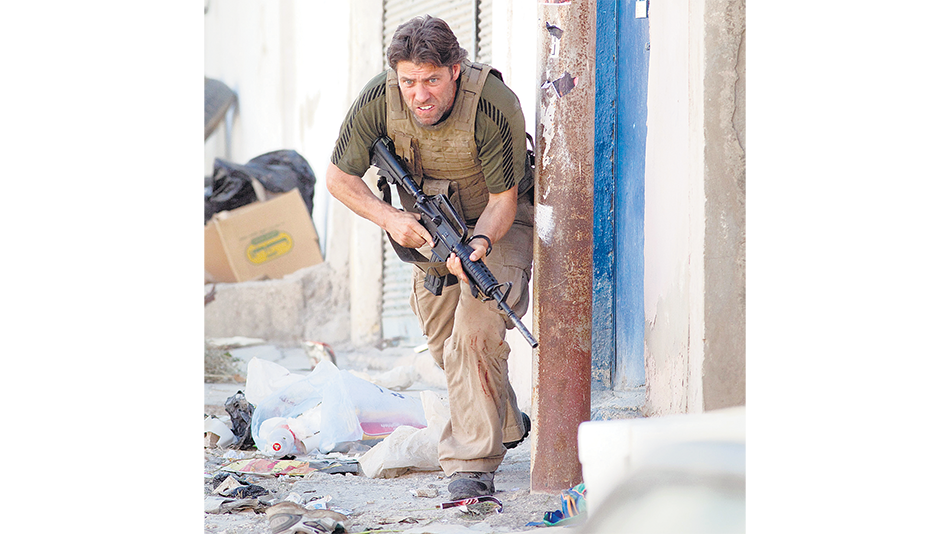 Fergus (Mark Womack) es “personal de seguridad contratado”.