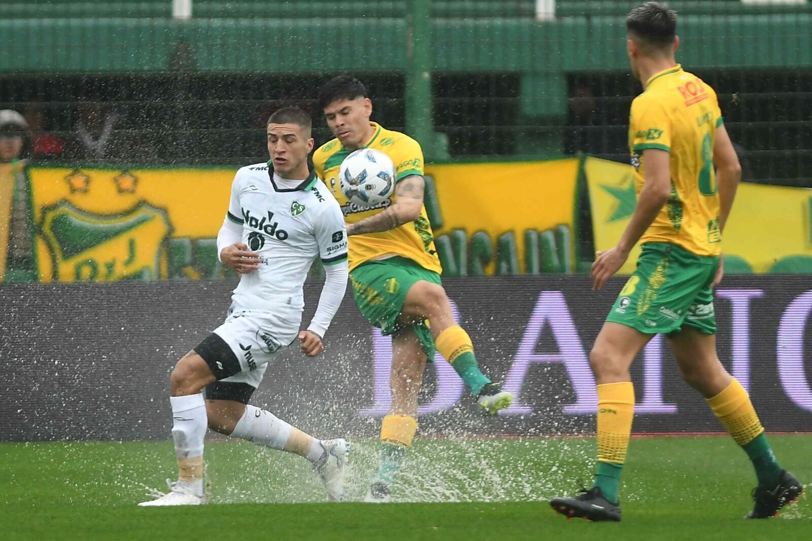 No hubo ganadores bajo la lluvia en Florencio Varela