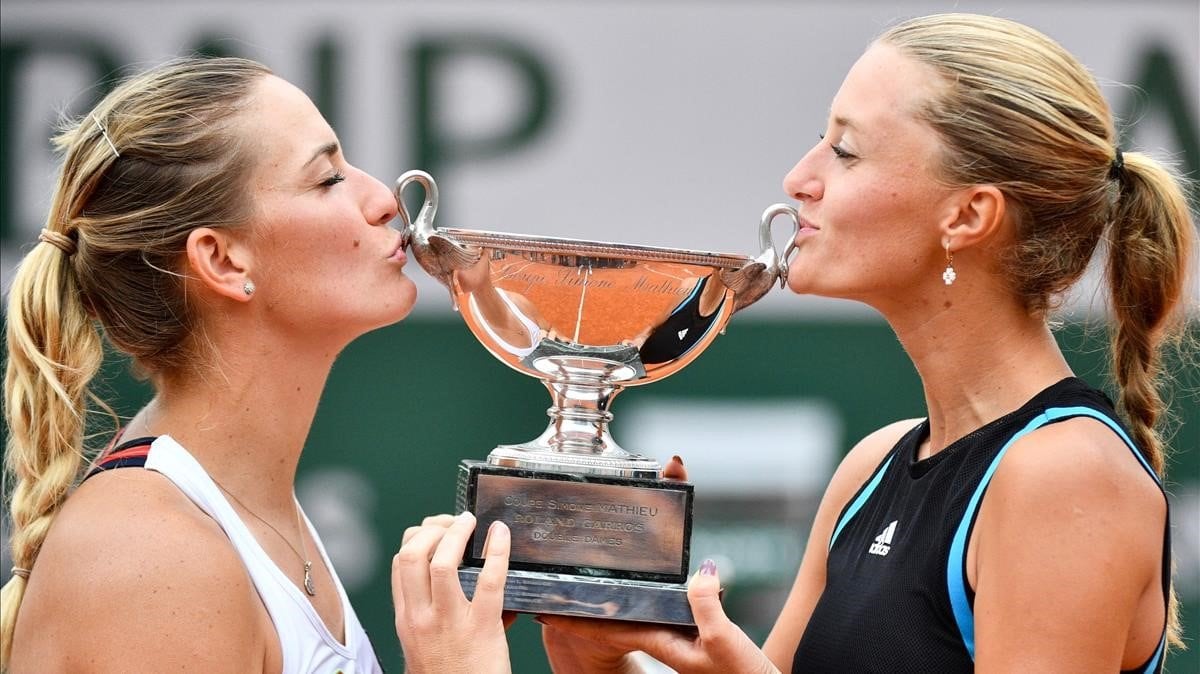 Kristina Mladenovic y su compañera Timea Babos son campeonas de Roland Garros.