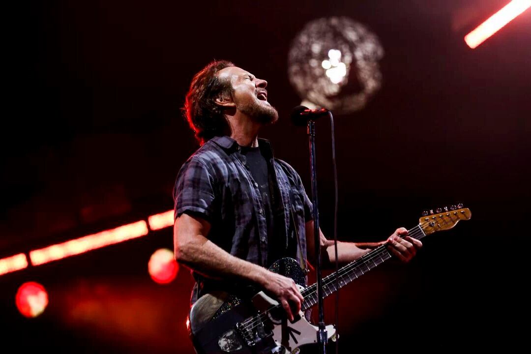 En 1964 nace Eddie Vedder en Illinois. Es el líder de Pearl Jam, una de las bandas más importantes desde los 90. También editó dos discos como solista.