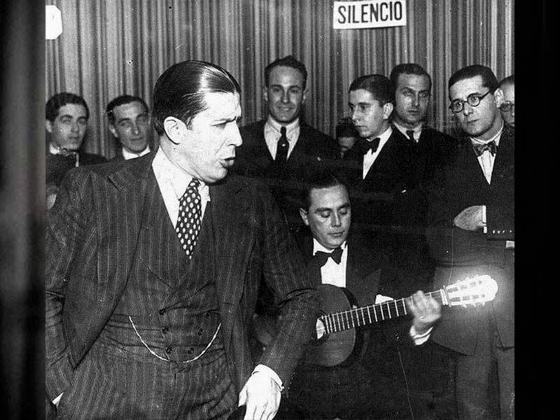 Gardel cantando en radio LT8, de Rosario, el 8 de junio de 1930. 